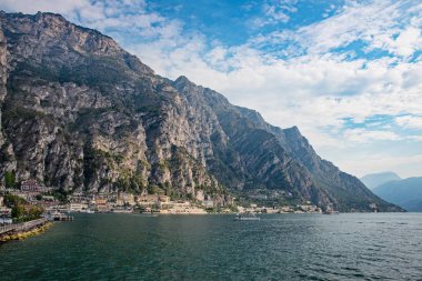 Kasaba Limone sul Garda Brescia eyaletinin Lombardiya (Kuzey İtalya). Lake Garda göster