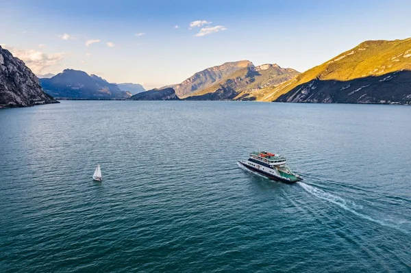 Vista Aérea Drone Ferry Carro Lago Garda Itália Limone Sul — Fotografia de Stock