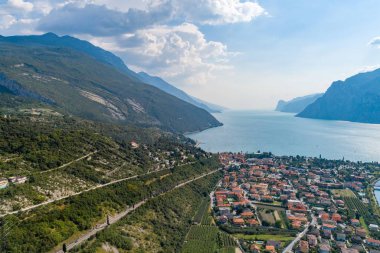 Havadan görünümü Nago Torbole kent ve Sarca Nehri üzerinde. Nago - Torbole İtalya'nın Kuzey Bölgesi Trentino Alto Lake Garda kuzey kıyısında Trentino içinde olduğunu.
