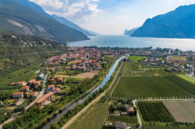 Havadan görünümü Nago Torbole kent ve Sarca Nehri üzerinde. Nago - Torbole İtalya'nın Kuzey Bölgesi Trentino Alto Lake Garda kuzey kıyısında Trentino içinde olduğunu.