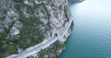 Hava dron video yol ve tünel üzerinden İtalya, Limone sul Garda Garda Gölü