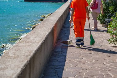 Şehir temizlik hizmeti çalışan sokak süpürme yansıtıcı üniformalı