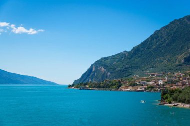 Güzellik yaz görünümü Limone sul Garda ve Garda Gölü ve dağlar, Lombardiya, İtalya