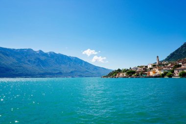 Güzellik yaz görünümü Limone sul Garda ve Garda Gölü ve dağlar, Lombardiya, İtalya