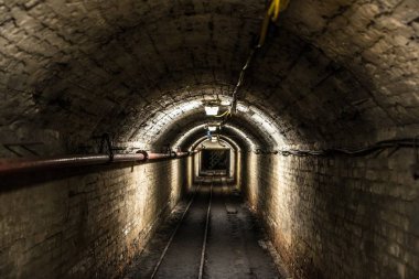 Yeraltı tüneli yeraltı siyah kömür benim