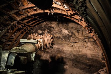 Maden rock tünele girer. Yeraltı kömür madeni