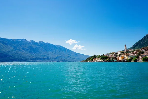 Güzellik yaz görünümü Limone sul Garda ve Garda Gölü ve dağlar, Lombardiya, İtalya