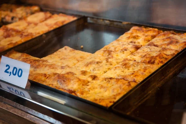 İtalyan pizza gitmek. Pizza parçalar halinde. Gıda götürün. Sokak gıda