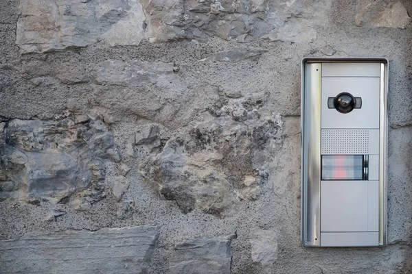 现代视频对讲机安装在旧石墙上 — 图库照片