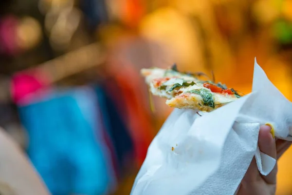 Mujer Comiendo Pizza Italiana Para Llevar Pizza Pedazos Llévate Comida — Foto de Stock