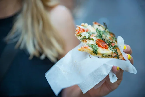 Mujer Comiendo Pizza Italiana Para Llevar Pizza Pedazos Llévate Comida —  Fotos de Stock