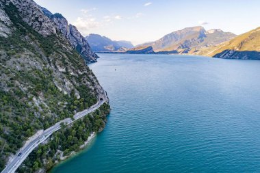 Hava dron görünümü yol ve tünel üzerinden İtalya, Limone sul Garda Garda Gölü