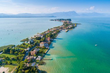 Sirmione şehir İtalya, Lombardy havadan görünümü