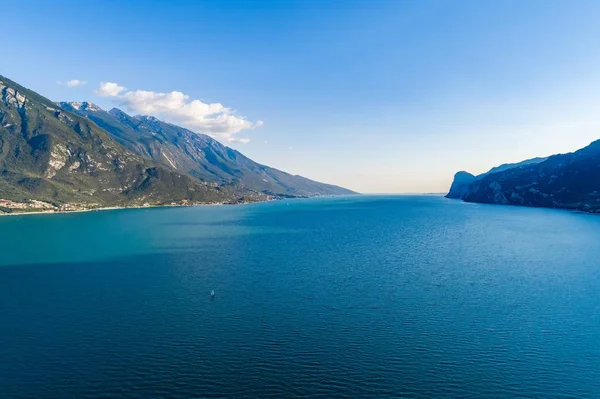 Εναέριο Κηφήνα Θέα Στη Λίμνη Garda Στην Ιταλία Limone Sul — Φωτογραφία Αρχείου