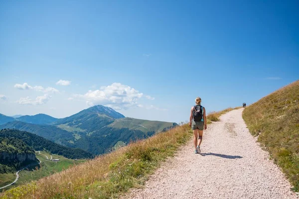 Woman Mountain Trail Female Italian Alps Monte Baldo Mountain — Stock Photo, Image
