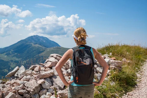 Woman Mountain Trail Female Italian Alps Monte Baldo Mountain — Stock Photo, Image