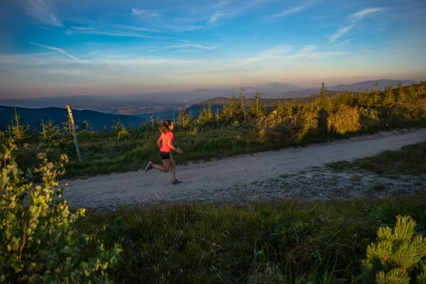 Uma Mulher Correr Livre Jovem Mulher Cruz Correndo Nas Montanhas — Fotografia de Stock