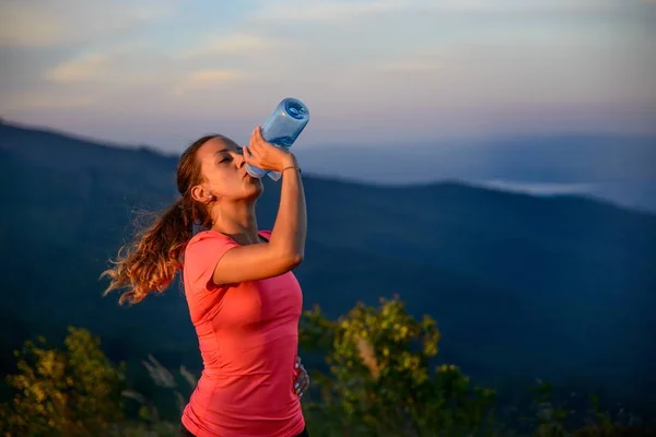 Woman Trail Runner Drinking Water Plastic Bottle Mountains — Stock Photo, Image