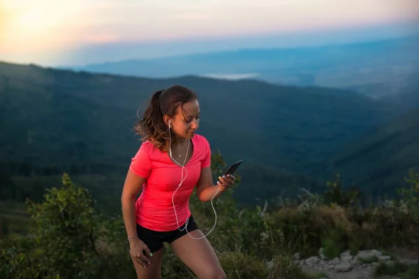 Woman Trail Runner Running Smartphone Earphones Running Music — Stock Photo, Image