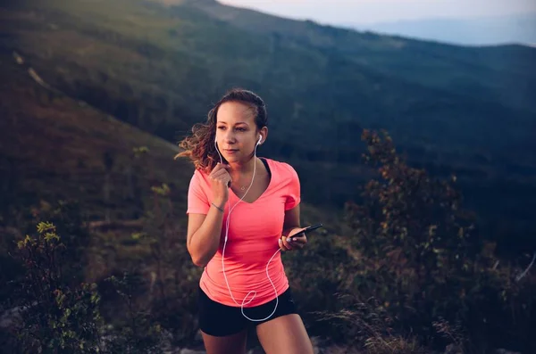 Woman Trail Runner Running Smartphone Earphones Running Music — Stock Photo, Image