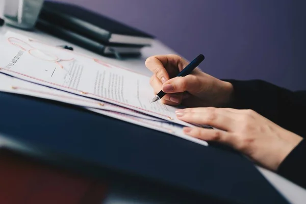 Mujer Firmando Última Voluntad Testamento Notario Oficina Pública —  Fotos de Stock