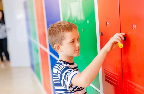 Criança Menino Abrindo Armário Escola Metal Criança Escola — Fotografia de Stock