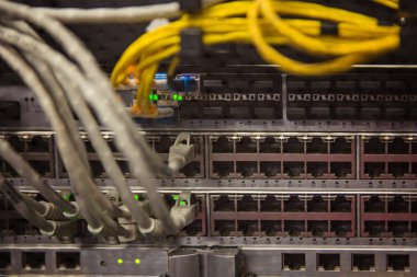 Internet yönlendiricileri ve Internet servis sağlayıcısı teller. Veri merkezindeki Internet kablolar