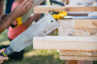 Marangoz kesme ahşap tahta el ile testere ile. Ahşap