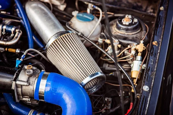 Het Luchtfilter Van Sport Een Benzine Turbo Motor Auto Tuning — Stockfoto