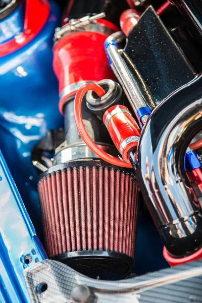 Het Luchtfilter Van Sport Een Benzine Turbo Motor Auto Tuning — Stockfoto