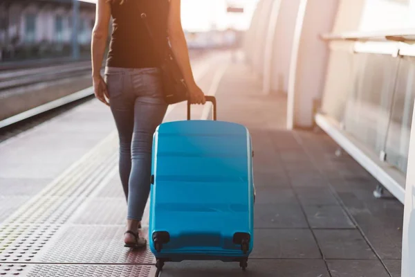 Frau Mit Blauem Gepäck Wartet Auf Bahnsteig Auf Zug — Stockfoto