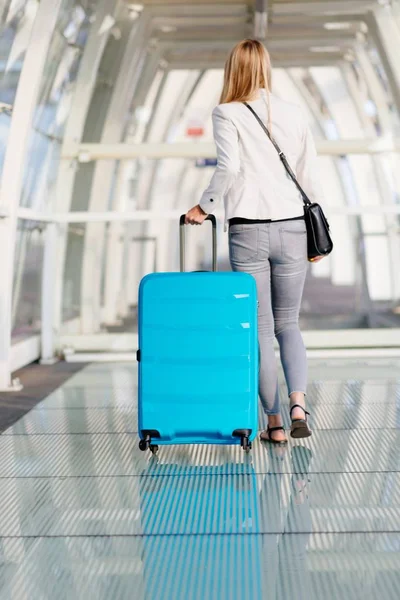 空港ターミナルに彼女の荷物を持つ女性 ビジネス旅行 — ストック写真