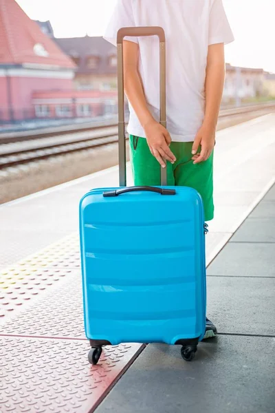 Alleinstehendes Kind Wartet Mit Gepäck Auf Bahnsteig — Stockfoto