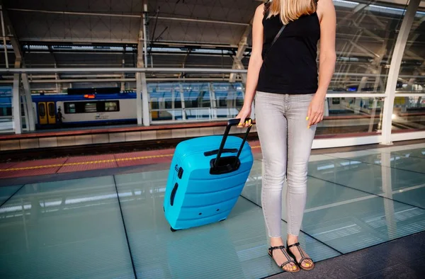 Einsame Frau Wartet Mit Gepäck Auf Bahnsteig — Stockfoto