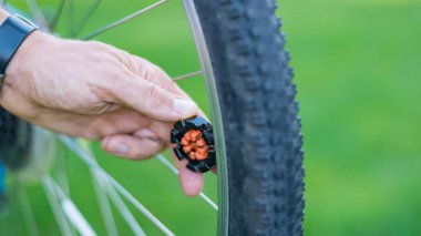 Adanmış konuştu anahtar ile servis teknisyeni merkezleme bisiklet tekerleği. Kiralama hizmeti