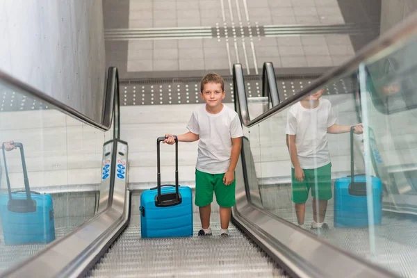 Glückliches Kind Auf Reisen Und Gepäckaufbewahrung Auf Rolltreppe Flughafen Oder — Stockfoto