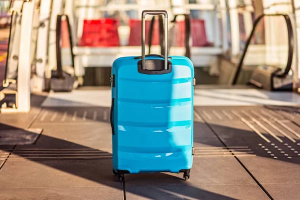 Blaues Koffergepäck Auf Rolltreppe Flughafen Oder Bahnhof — Stockfoto