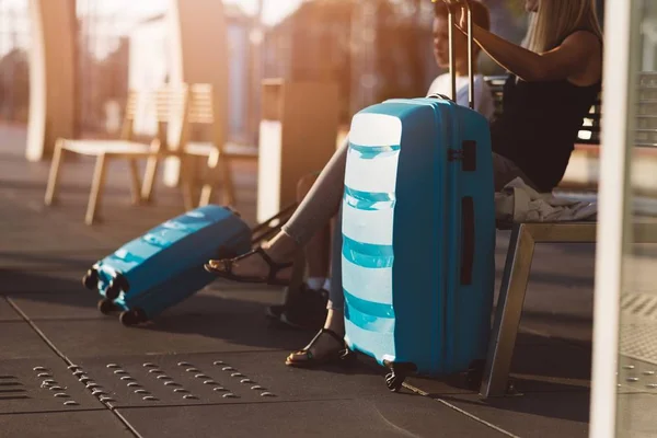 Mutter Mit Ihrem Sohn Wartet Bahnhof Auf Einen Zug Urlaubsreise — Stockfoto