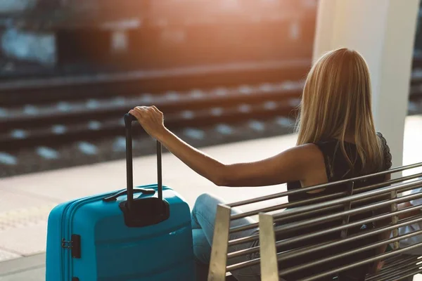 女性の乗客列車を待っていると 彼女の荷物を保持しています 休暇やビジネス旅行 — ストック写真