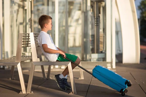 Einsamer Junge Wartet Mit Seinem Gepäck Auf Dem Bahnhof — Stockfoto