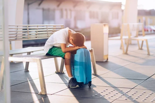 Triste Menino Sozinho Criança Esperando Sozinho Com Sua Bagagem Estação — Fotografia de Stock