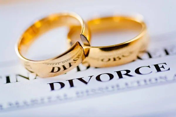 Два Сломанных Золотых Обручальных Кольца Документ Разводе Концепция Развода Развода — стоковое фото
