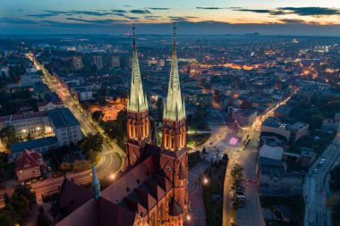 Rybnik Bazilikası'nın ve şehir merkezindeki hava dron görünümü. Rybnik Silesian Voivodeship güneybatı Polonya'da bir şehirdir.