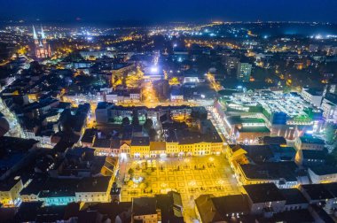 Hava dron görünümü Rybnik ana kare geceleri. Rybnik Silesian Voivodeship güneybatı Polonya'da bir şehirdir.