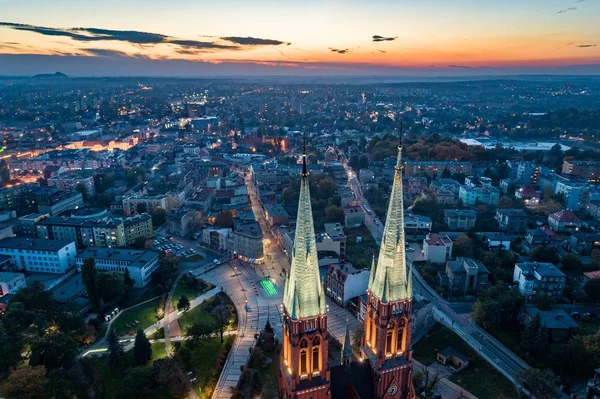 空中ドローン リブニク大聖堂と市内中心部の眺望 リブニク南西ポーランド シロンスク県の都市であります — ストック写真
