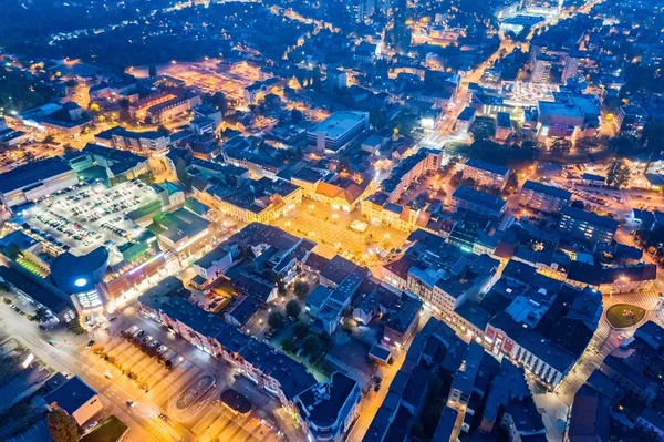 空中ドローン ビュー夜リブニク メイン広場 リブニク南西ポーランド シロンスク県の都市であります — ストック写真