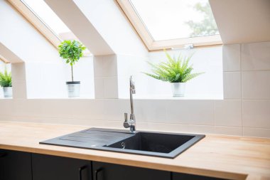 Siyah mutfak lavabo. Siyah mutfak dolapları ile tavan arasındaki modern mutfak