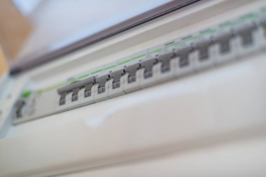 Ev elektrik kutusu elektrikli otomatik sigortalar ile geçer