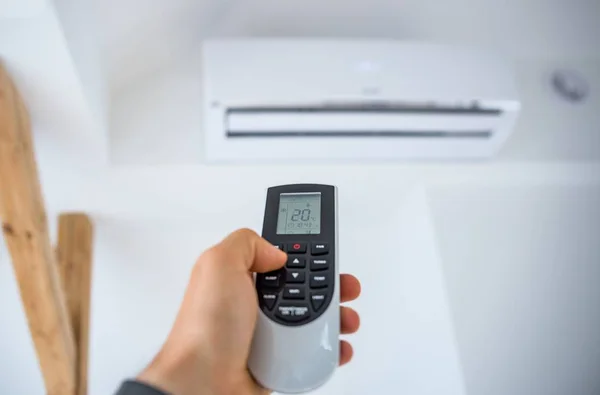 Homem Ajustando Regulando Temperatura Condicionador Casa Com Controle Remoto — Fotografia de Stock