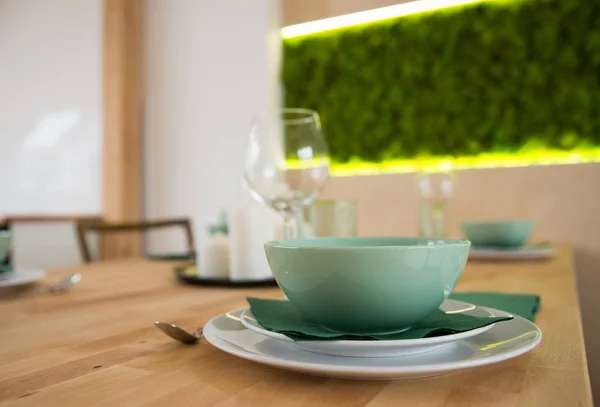 세라믹 그릇과 테이블에 접시와 현대적인 — 스톡 사진
